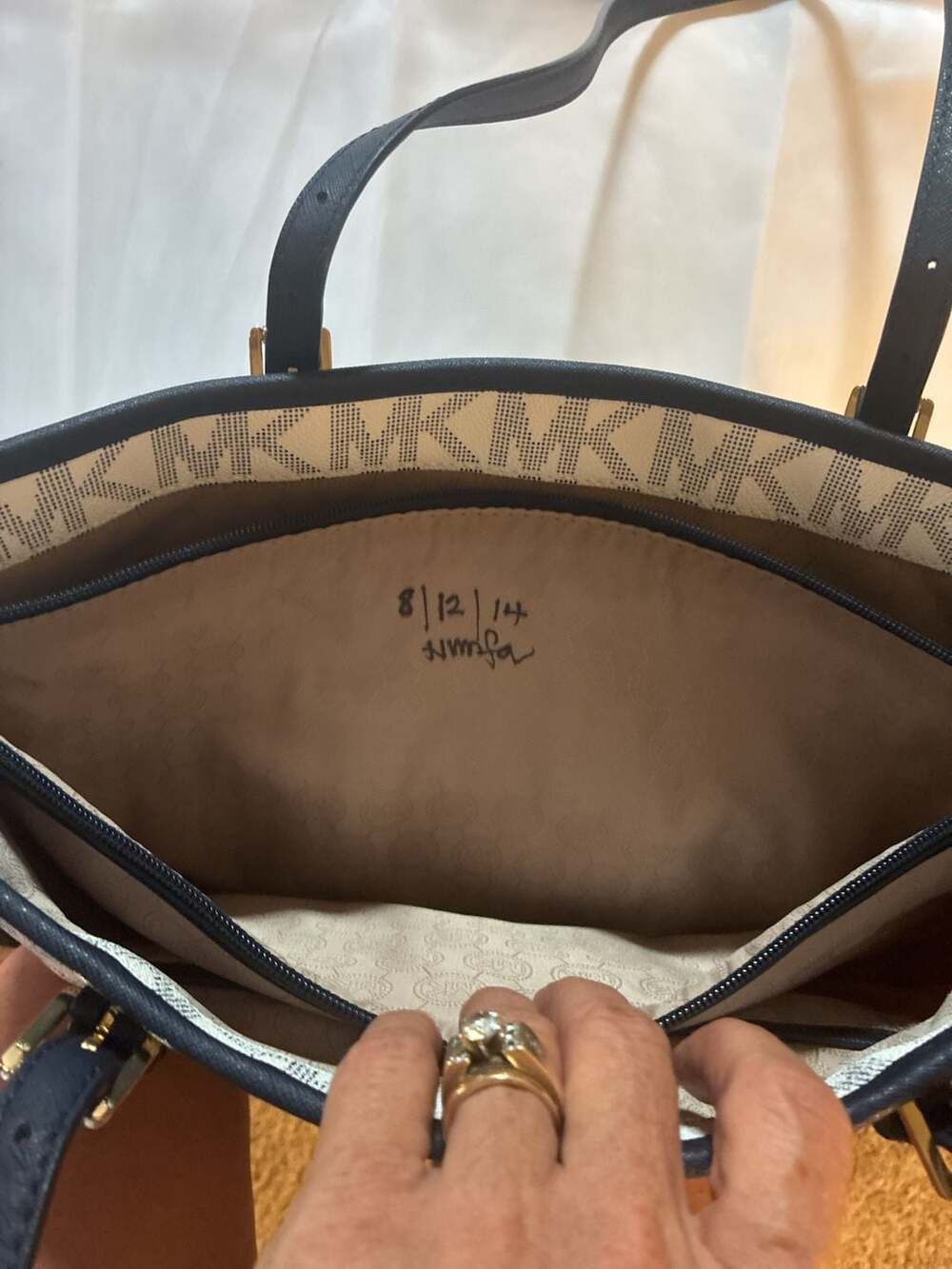 Michael Kors Jet Set Signature White and Navy Blue Tote Bag - Picture 3 of 8